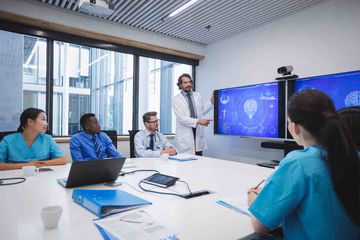 Como capacitar equipes para novos equipamentos médicos?
